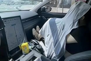 图片报：桑乔的车挡风玻璃违规贴膜，因车在英格兰注册而免于被罚